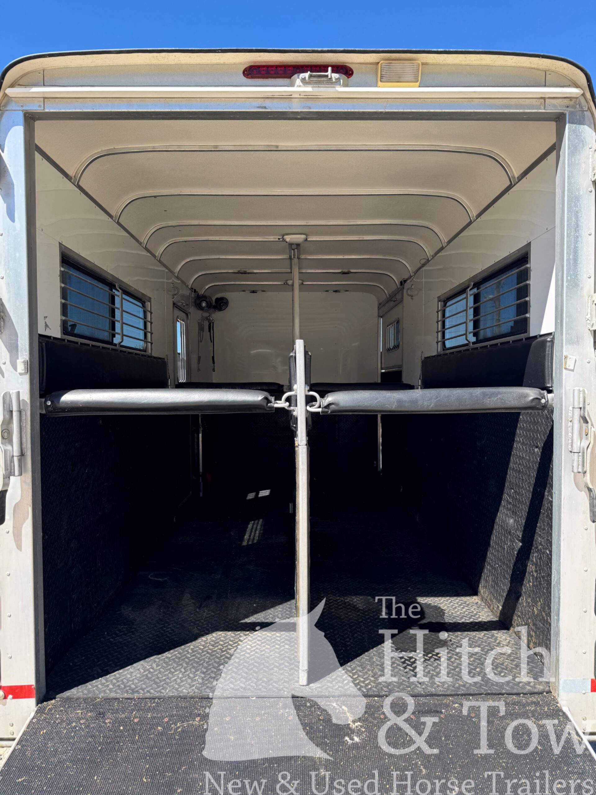2009 GORE 2 HORSE GOOSENECK W/ SIDE RAMP, HYDRAULIC JACK, ETC! $19,900