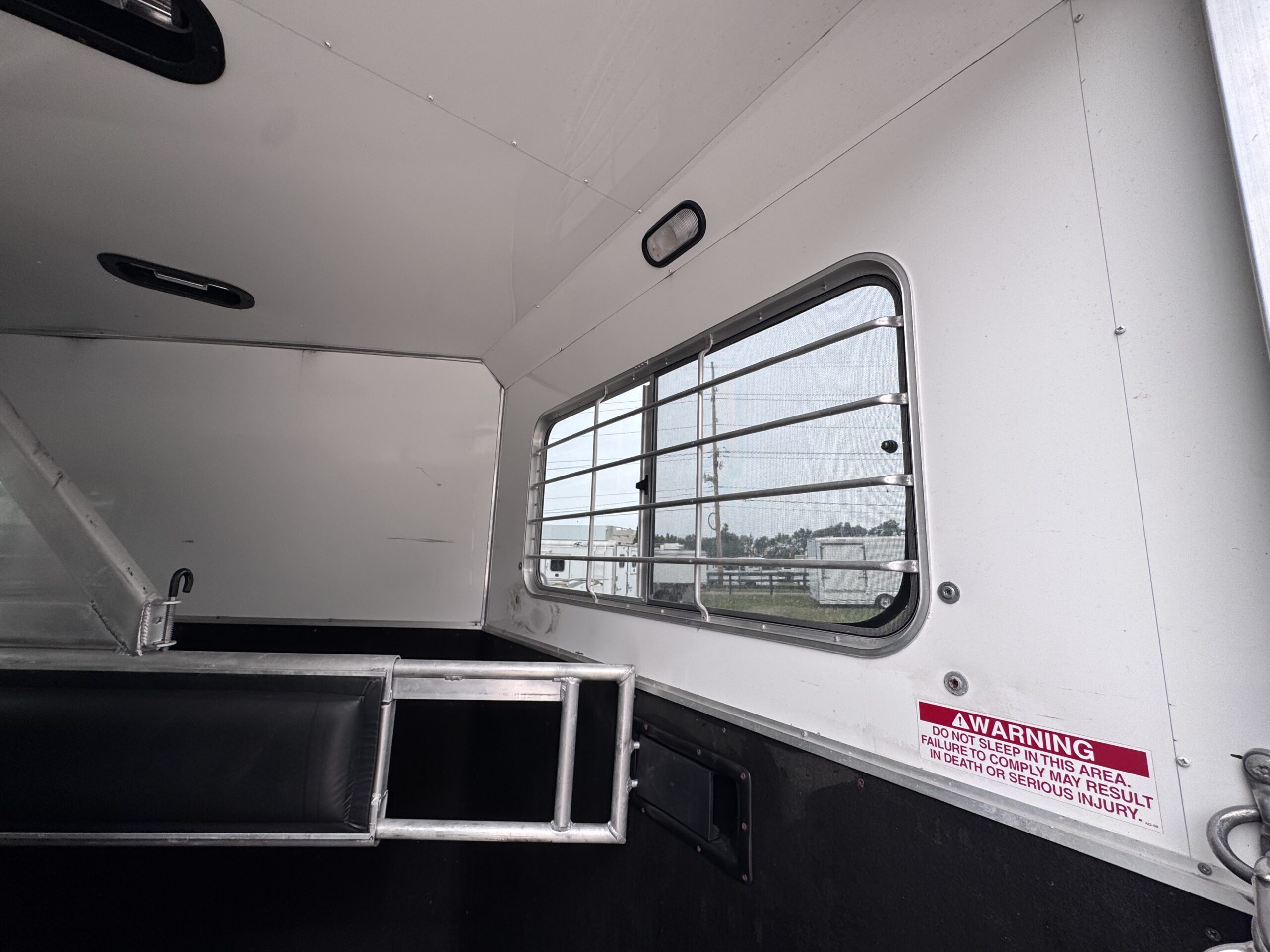2014 LAKOTA 2 HORSE BUMPER PULL WITH LIVING QUARTERS $35,500