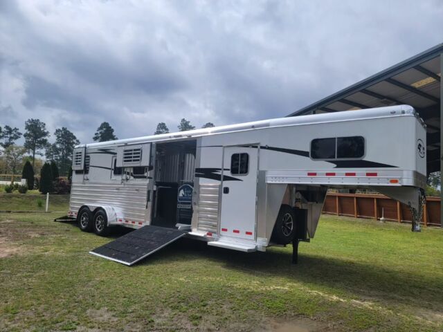 Our 4 Star 2+2 is out at @stableviewaiken this weekend! 
Be sure to stop by and check out this awesome trailer and all the features it has to offer. 

#4startrailers #2plus2 #horsetrailersforsale #horsetrailer #simplythebest #simplystunning